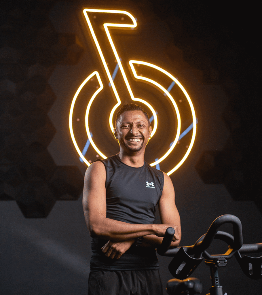 Coach Richard Seballos en clase de indoor cycling en Cyclo Fit, gimnasio en David, Chiriquí, Panamá.