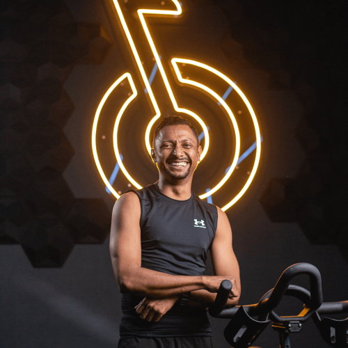 Coach Richard Seballos en clase de indoor cycling en Cyclo Fit, gimnasio en David, Chiriquí, Panamá.